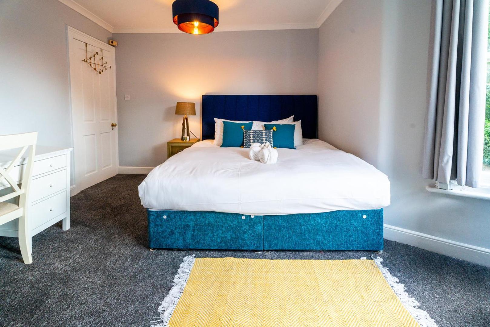 Gasthof Cohost Partners | 4br/2ba | Free Parking | Wifi Bristol